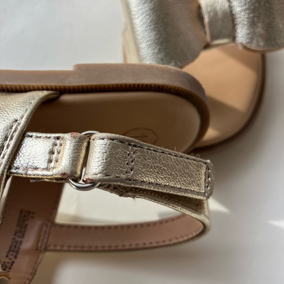 Cat & Jack Gold Metallic Bow Velcro Kids Sandals Size 11 - Picture 3 of 3